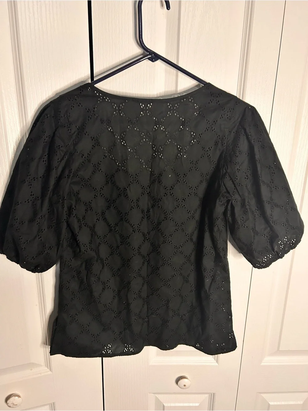 Loft Women’s Size 4 Black Eyelet Puff-Sleeve Blouse Scoop‎ Neck Button Front